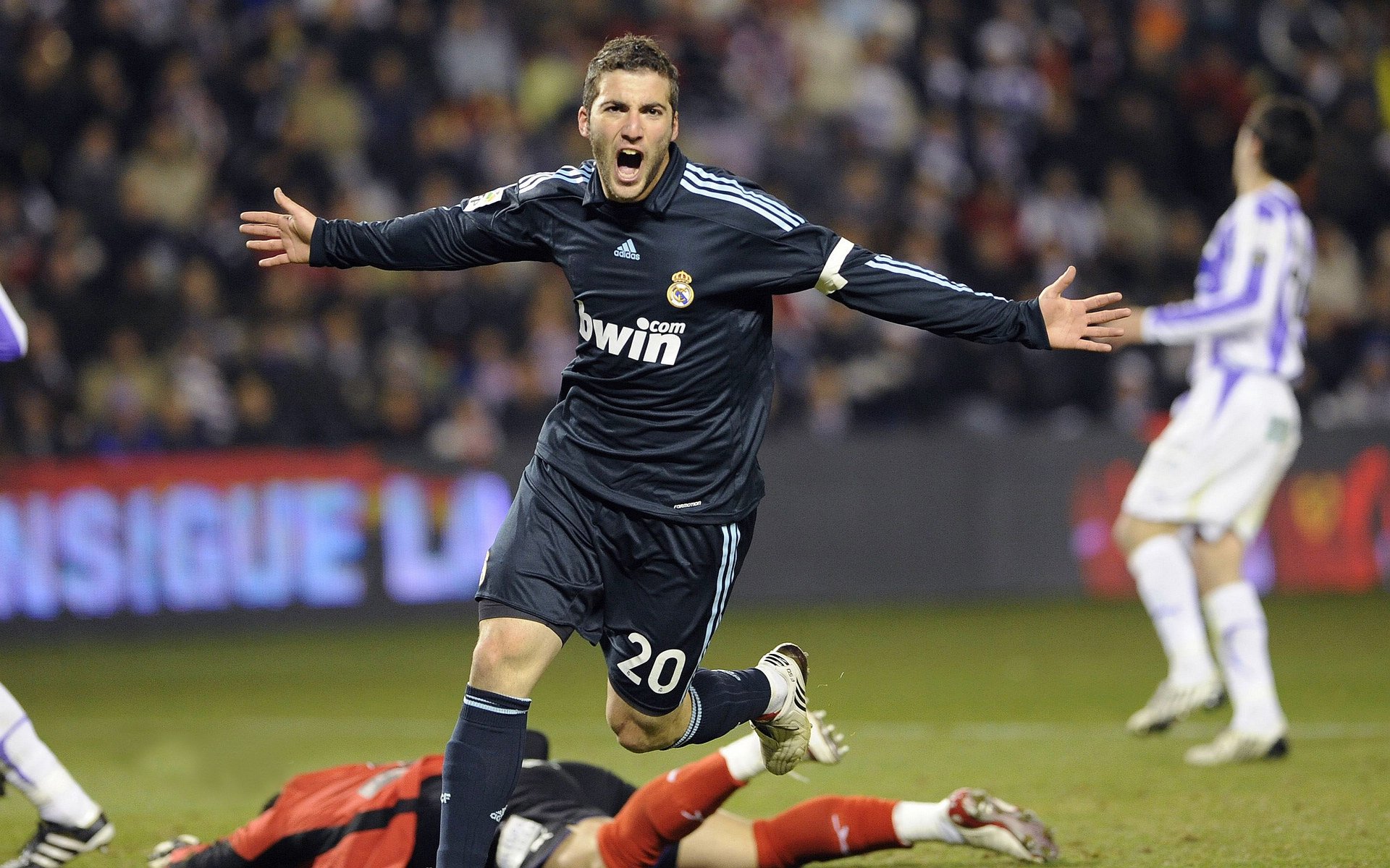 中国足球联赛各队表现出色，战绩屡创佳绩，中国国内足球联赛