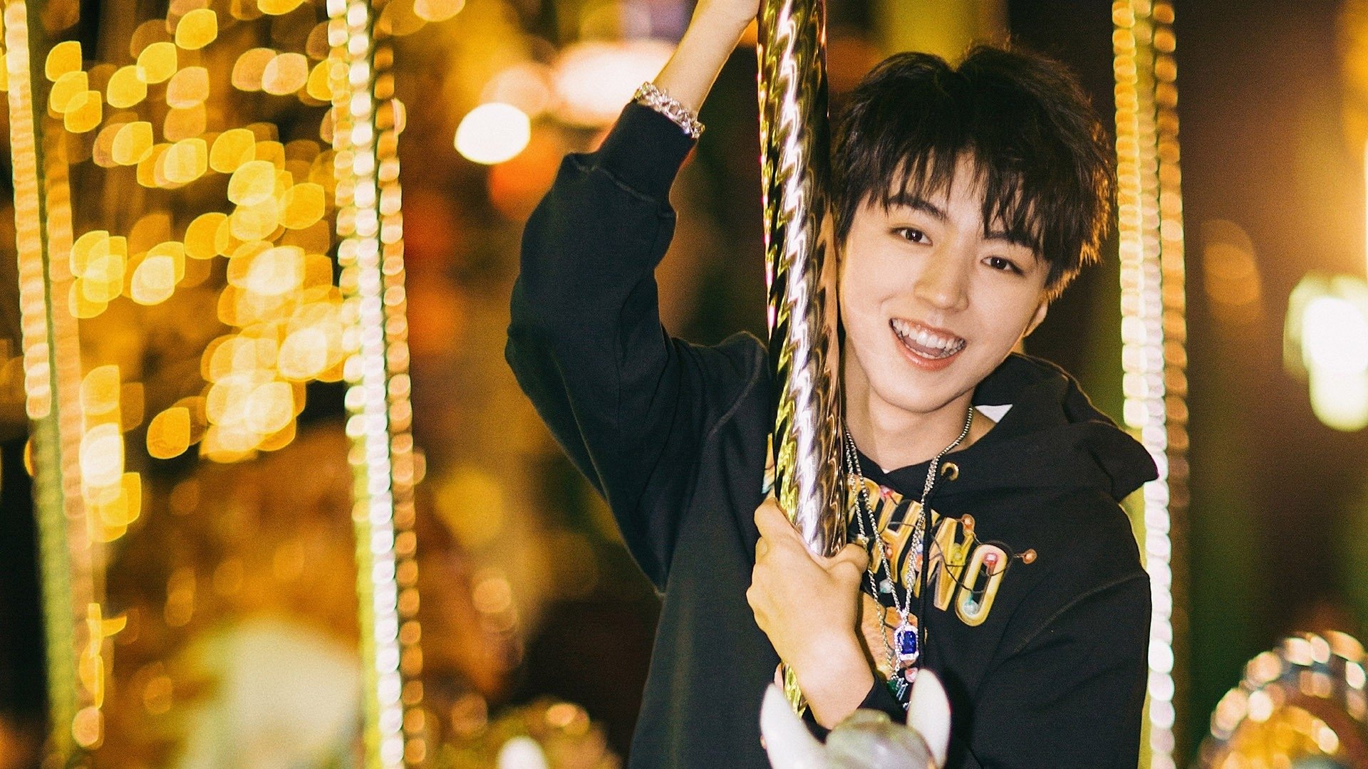 爱游戏体育app-沙尔克队主帅戴维斯力求提升球队排名，沙尔克转会