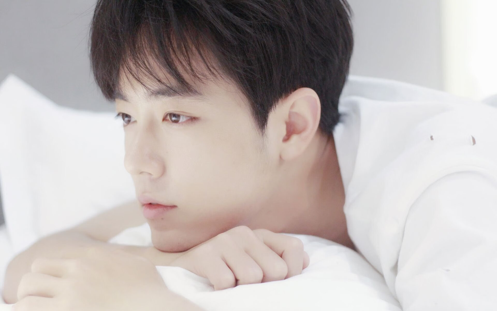 爱游戏体育app-詹姆斯末节统治比赛湖人笑到最后，詹姆斯湖人揭幕战