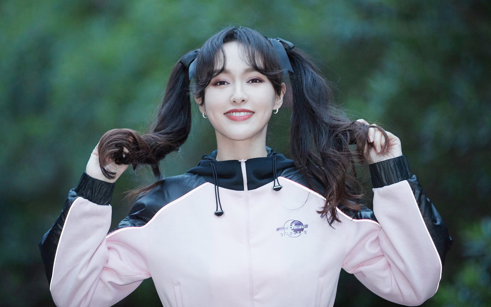 拜仁利用高位控球压制对手进攻，拜仁打法